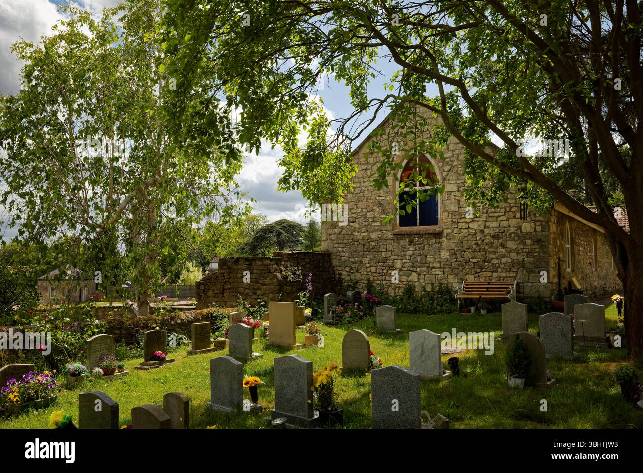 Friedhof der Kapelle in Cusworth Village, Doncaster, South Yorkshire. Stockfoto