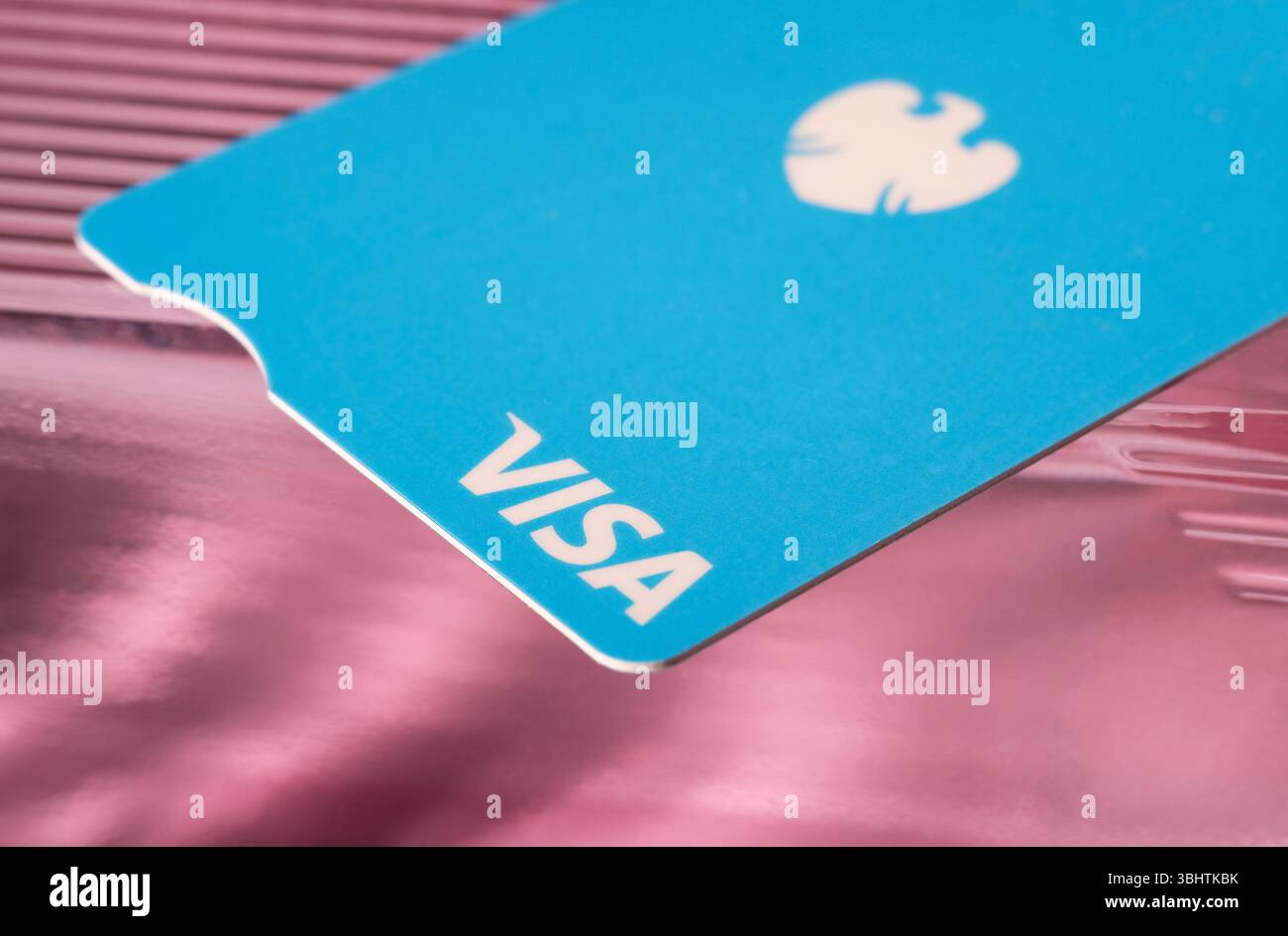 barclays Visa Debitkarte auf rosa abstraktem Hintergrund Stockfoto