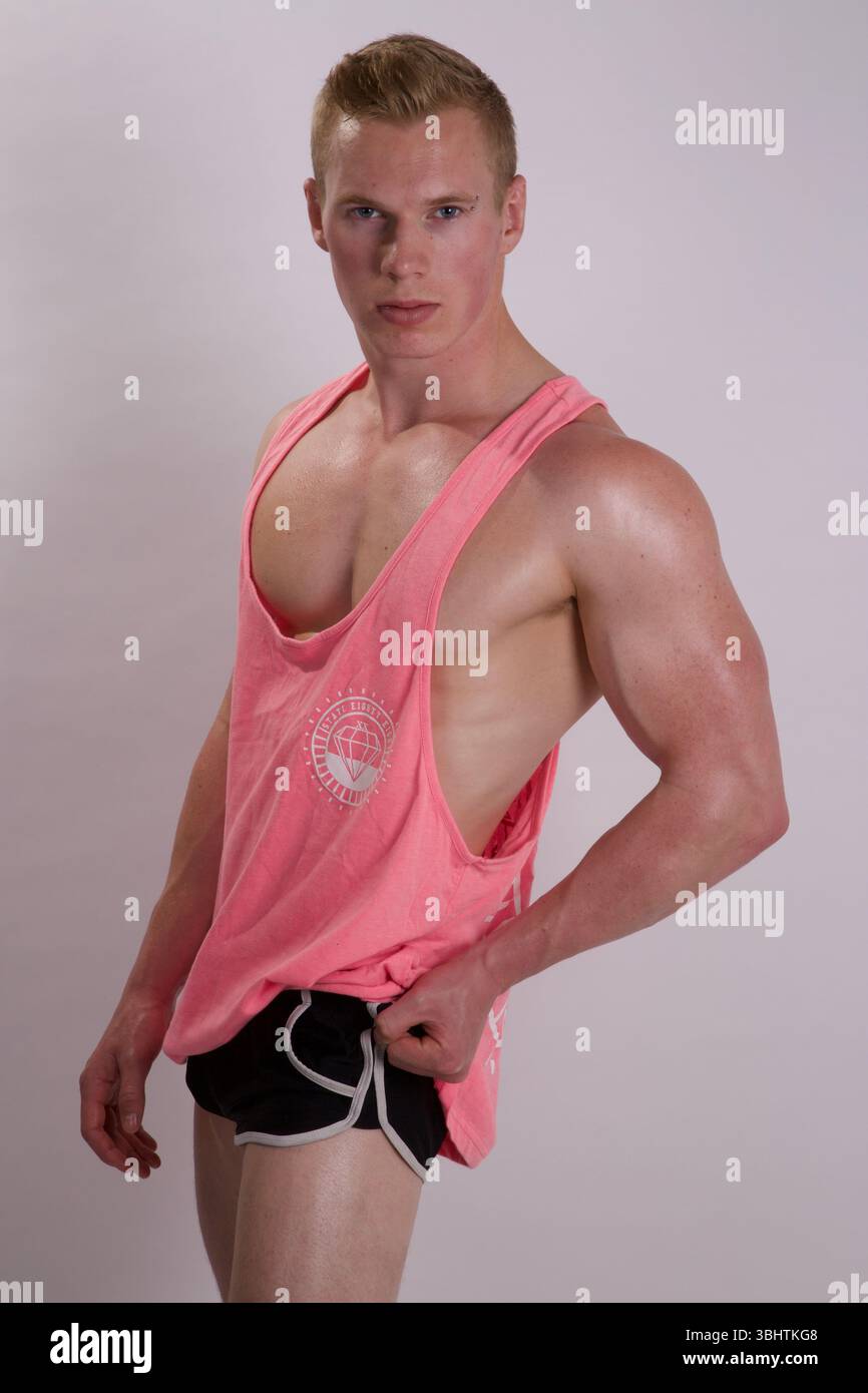 Mann in rosa Stringer-Weste Stockfoto