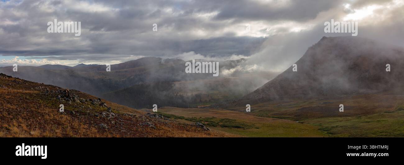 Die Sonne versucht, die Wolken südöstlich von Aspen Colorado zu durchbrechen. Stockfoto