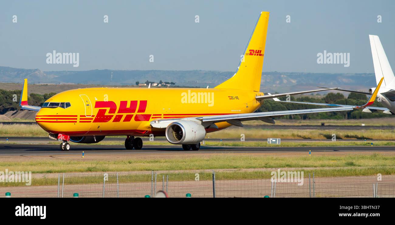 Swiftair Boeing 737 Frachtflugzeug am Flughafen Madrid Barajas, Registrierung EC-IXE und DHL Lackierung. Stockfoto