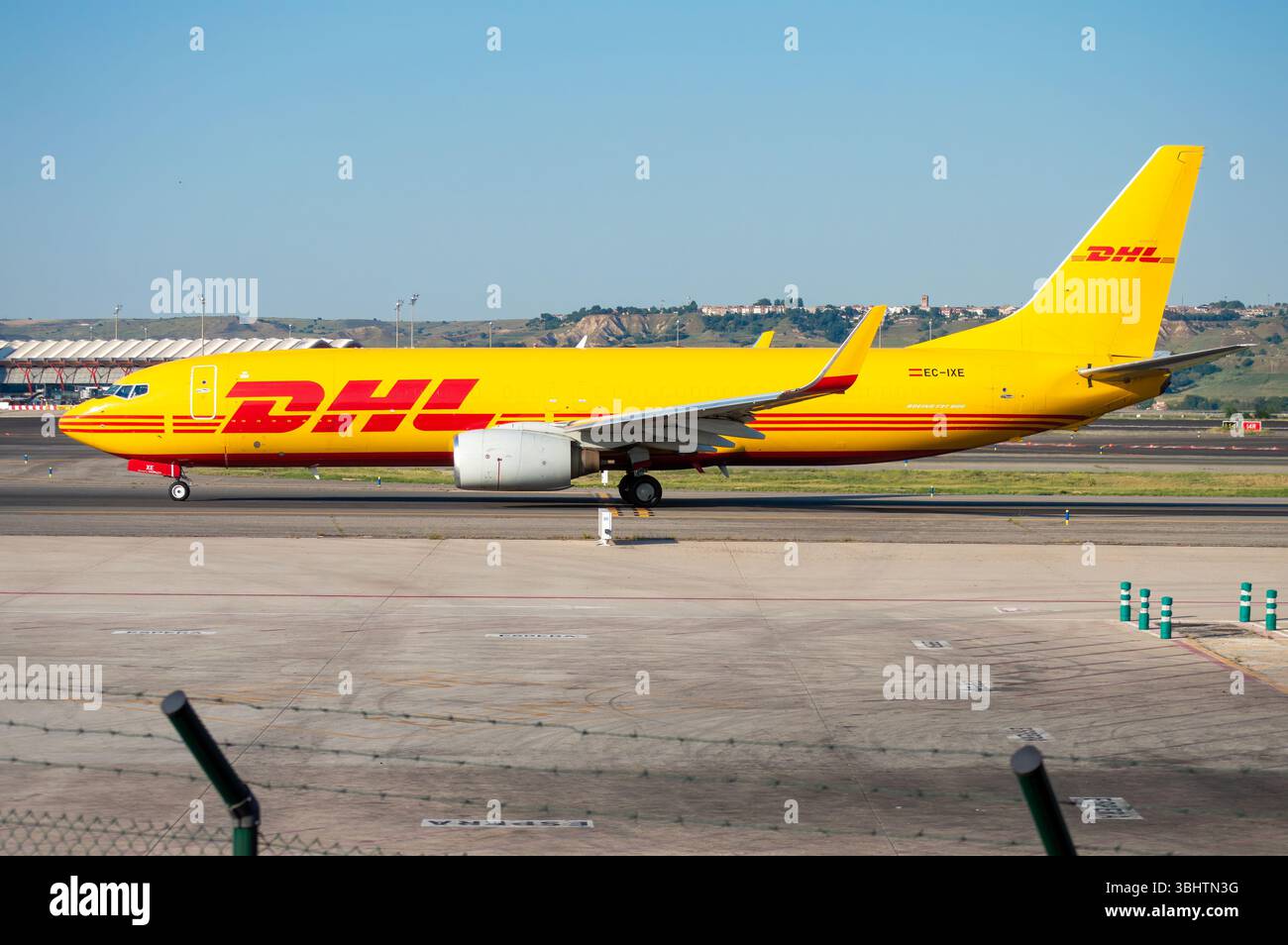 Swiftair Boeing 737 Frachtflugzeug am Flughafen Madrid Barajas, Registrierung EC-IXE und DHL Lackierung. Stockfoto