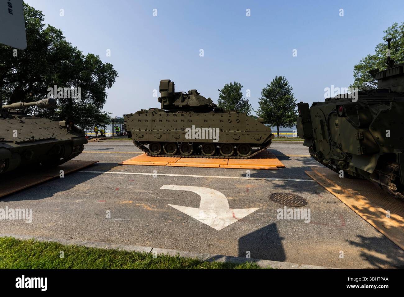 Washington, Usa. Juni 2025. Ein M2 Bradley Fighting Vehicle (C) wird im West Potomac Park vor einer Militärparade am 14. Juni 2025 in Washington, DC, inszeniert. Die Parade, die mit dem 250. Jahrestag der Armee zusammenfällt, zusammen mit Präsident Donald Trumps 79. Geburtstag, wird voraussichtlich 6.600 Soldaten, 150 Fahrzeuge und 50 Flugzeuge umfassen. Foto: Jim Lo Scalzo/UPI Credit: UPI/Alamy Live News Stockfoto