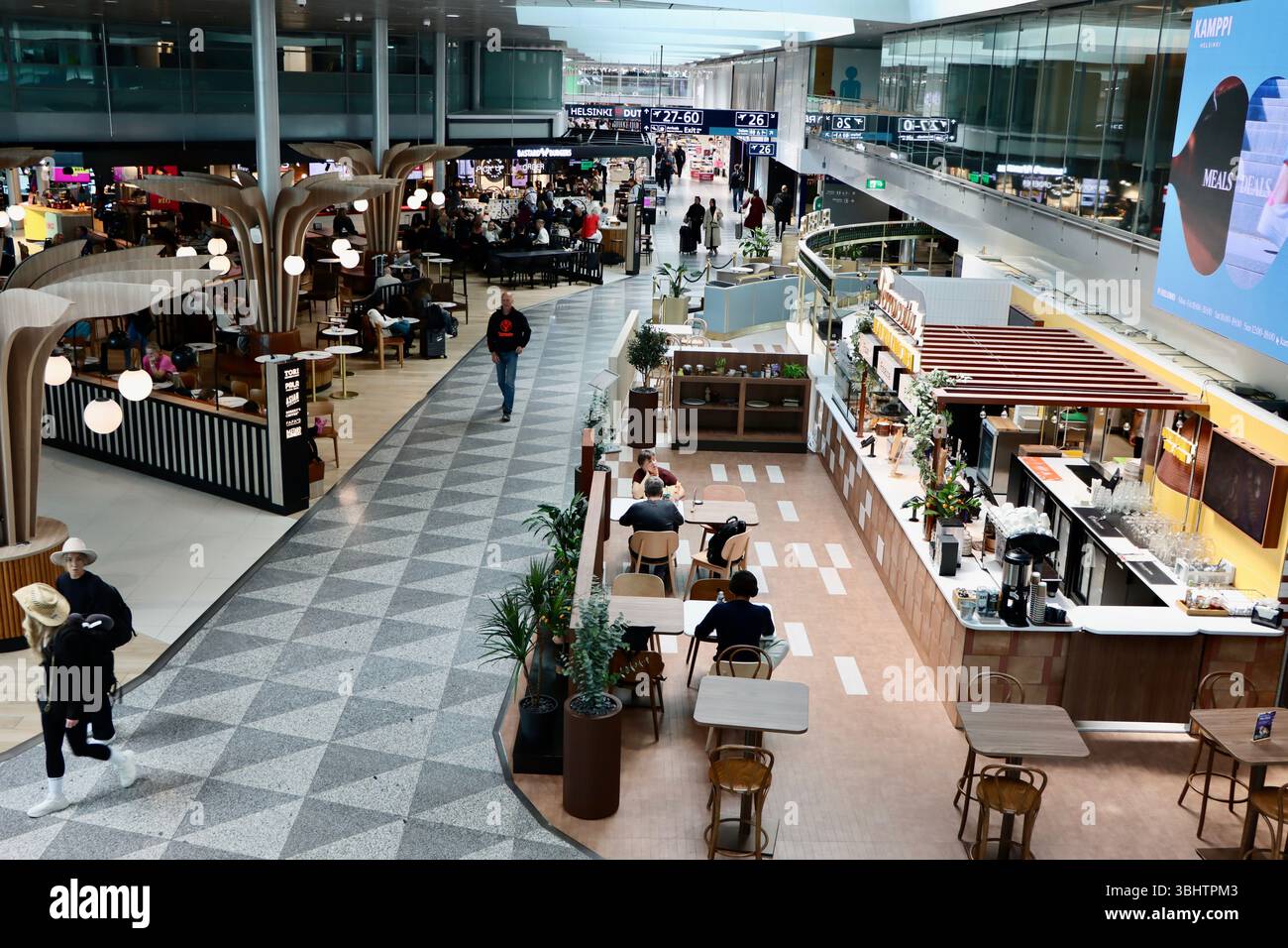 Helsinki Vantaa Airport, HEL, Restaurants und Geschäfte, Finnland, Mai 2025 Stockfoto