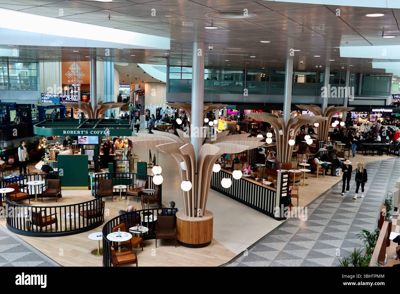Helsinki Vantaa Airport, HEL, Restaurants und Geschäfte, Finnland, Mai 2025 Stockfoto