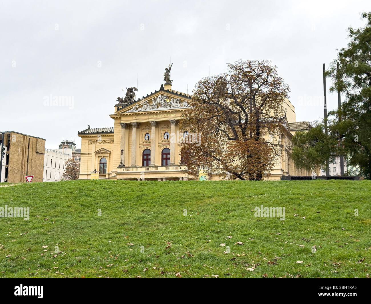 PRAG, TSCHECHISCHE REPUBLIK - 2. NOVEMBER 2024: Tschechisches Statni-Opernhaus in Prag mit Bewegungsunschärfe Stockfoto