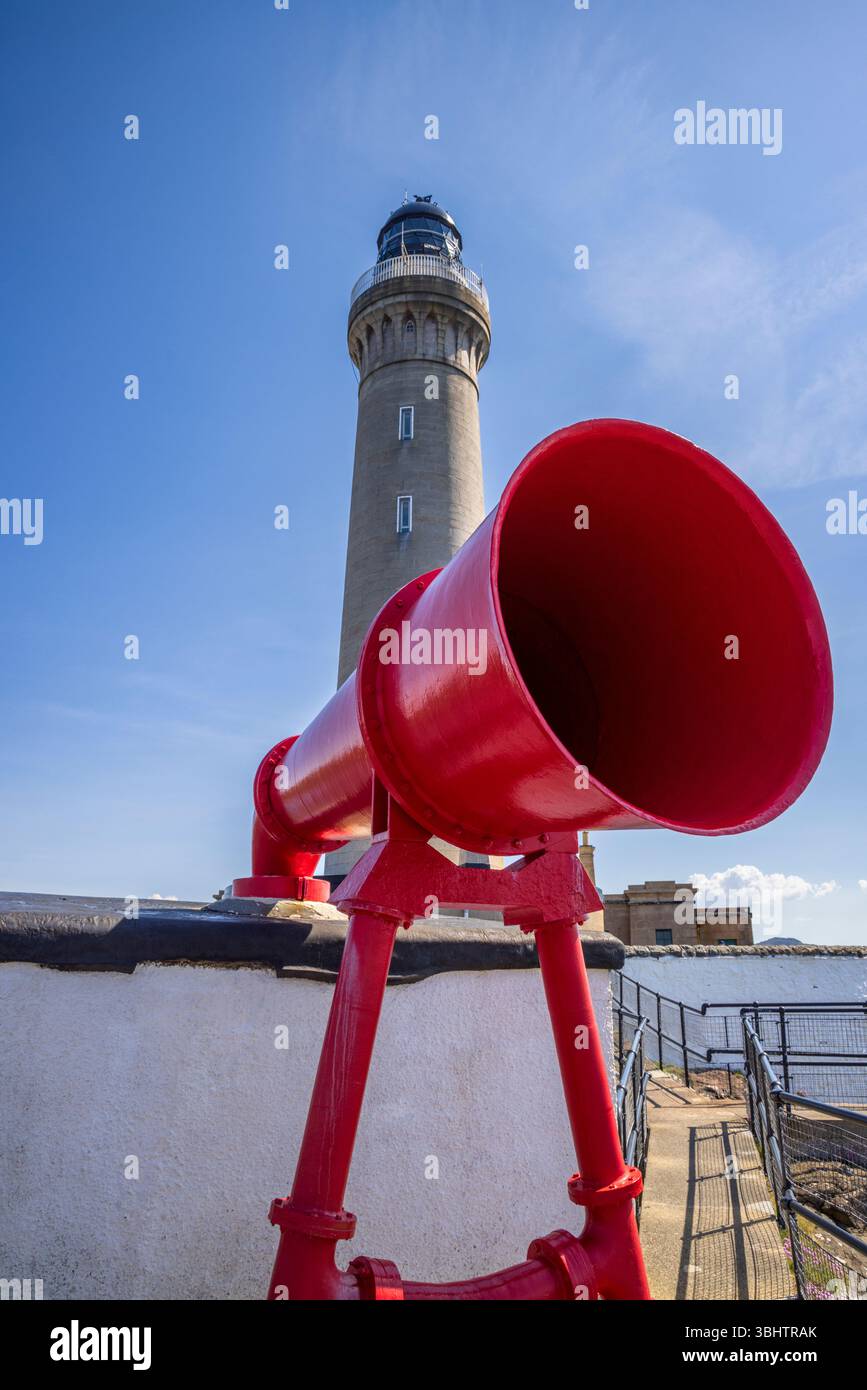 Das Nebelhorn und der Leuchtturm am Ardnamurchan Point, dem westlichsten Leuchtturm auf dem britischen Festland, der Ardnamurchan Peninsula in Westschottland Stockfoto