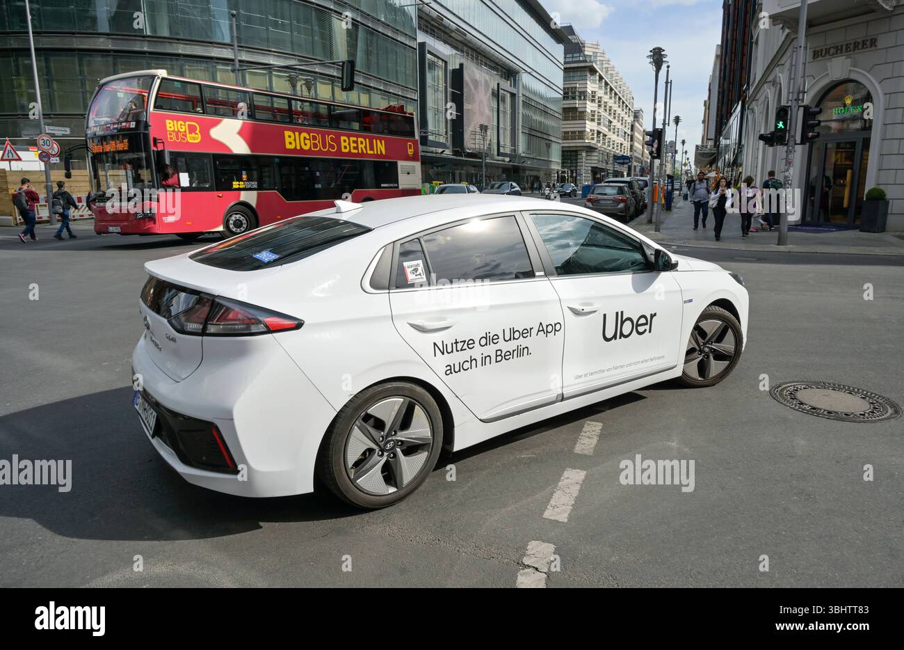 Uber Mietwagen, Friedrichstraße, Bezirk Mitte, Berlin, Deutschland *** Uber Mietwagen, Friedrichstraße, Bezirk Mitte, Berlin, Deutschland Stockfoto