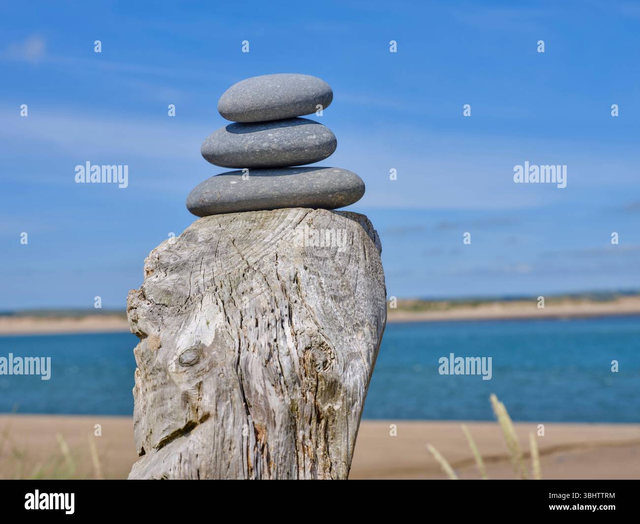Foto von Guy Harrop. Bild der Kieselsteine, die an einem Pfosten entlang des Südwestküstenpfads in North Devon, Großbritannien, ausgeglichen sind Stockfoto