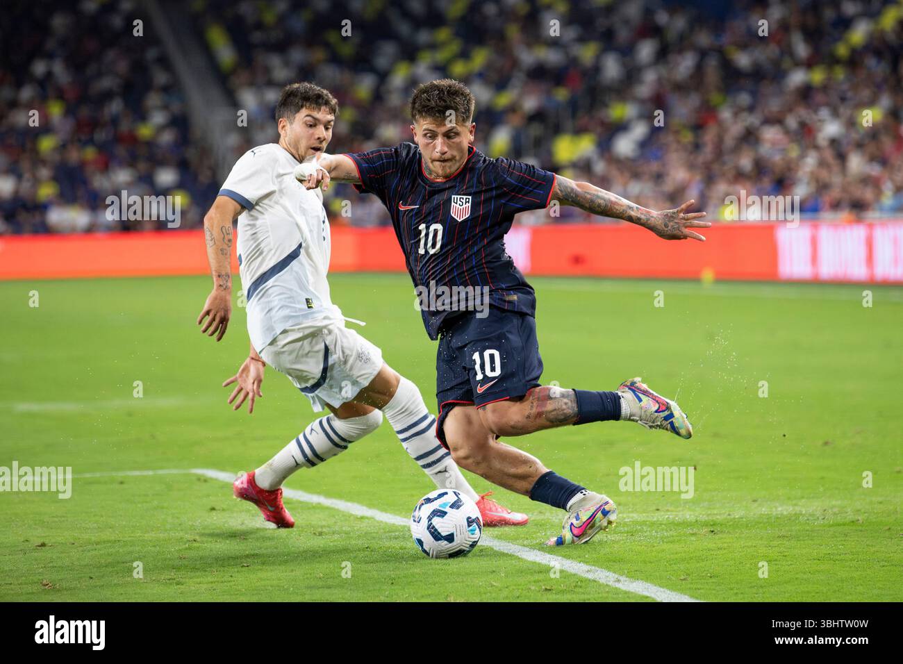 Nashville, USA, 10. Juni 2025. Der US-amerikanische Mittelfeldspieler Diego Luna (10) tritt in der zweiten Hälfte des internationalen Freundschaftsspiels zwischen USMNT und der Schweiz im GEODIS Park in Nashville, Tennessee, an. Quelle: Kindell Buchanan/Alamy Live News Stockfoto