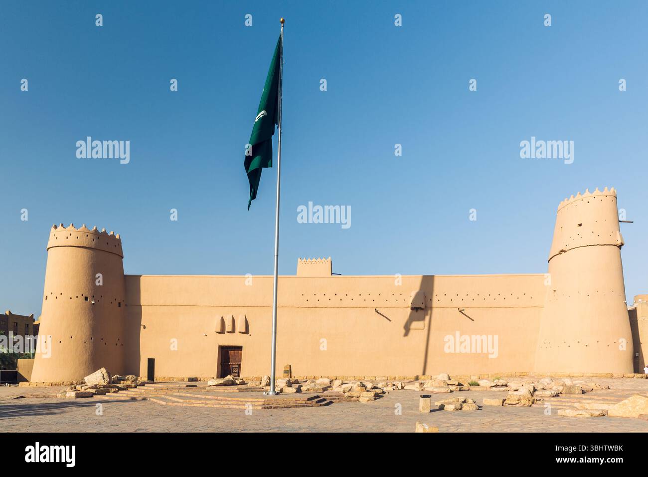 Das majestätische Al Masmak Fort Museum ist ein zeitloses Stück der historischen Landschaft Saudi-Arabiens. Stockfoto