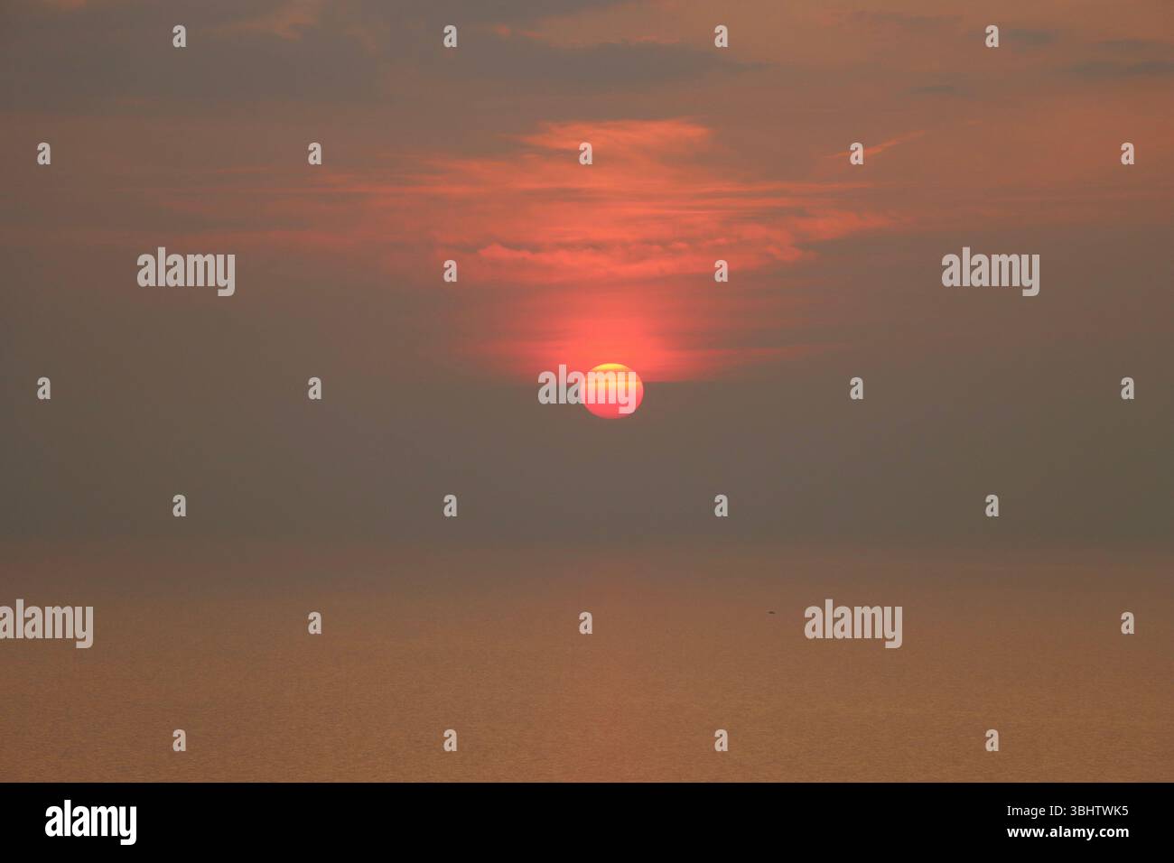 Rauch von kanadischen Präriebränden über dem Eriesee bei Sonnenuntergang am 7. Juni 2025 Stockfoto
