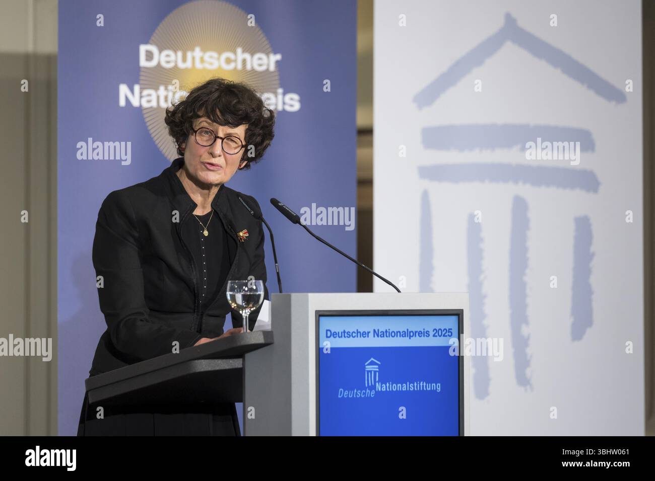 Oezlem Tuereci (Gründer der BioNTech SE) hält nach Erhalt des Deutschen Nationalpreises 2025 im französischen Friedrichstadtk eine Dankesrede Stockfoto