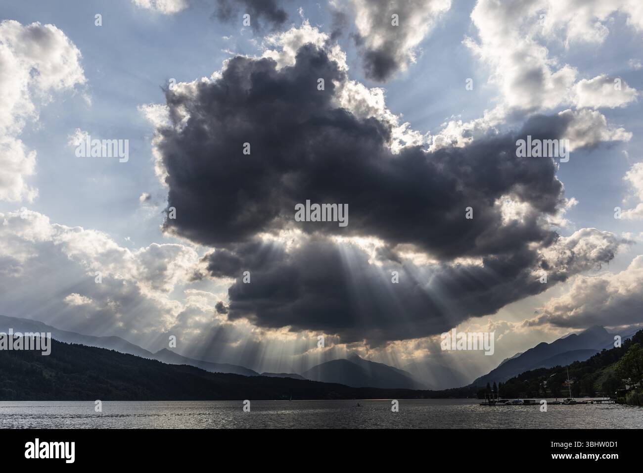 Bewölkte Stimmung über dem Millstättersee, Sonnenstrahlen aus Wolken, bei Millstatt, Kärnten. Österreich Stockfoto