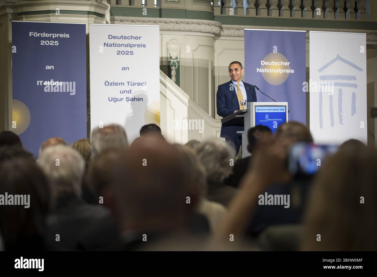 Ugur sahin (Gründer der BioNTech SE) hält eine Dankesrede nach dem Empfang des Deutschen Nationalpreises 2025 im französischen Friedrichstadtkir Stockfoto