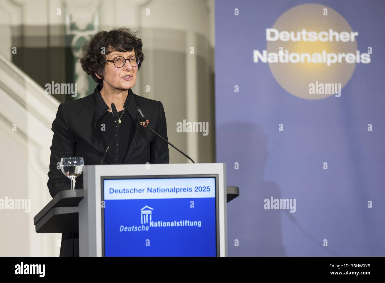 Oezlem Tuereci (Gründer der BioNTech SE) hält nach Erhalt des Deutschen Nationalpreises 2025 im französischen Friedrichstadtk eine Dankesrede Stockfoto