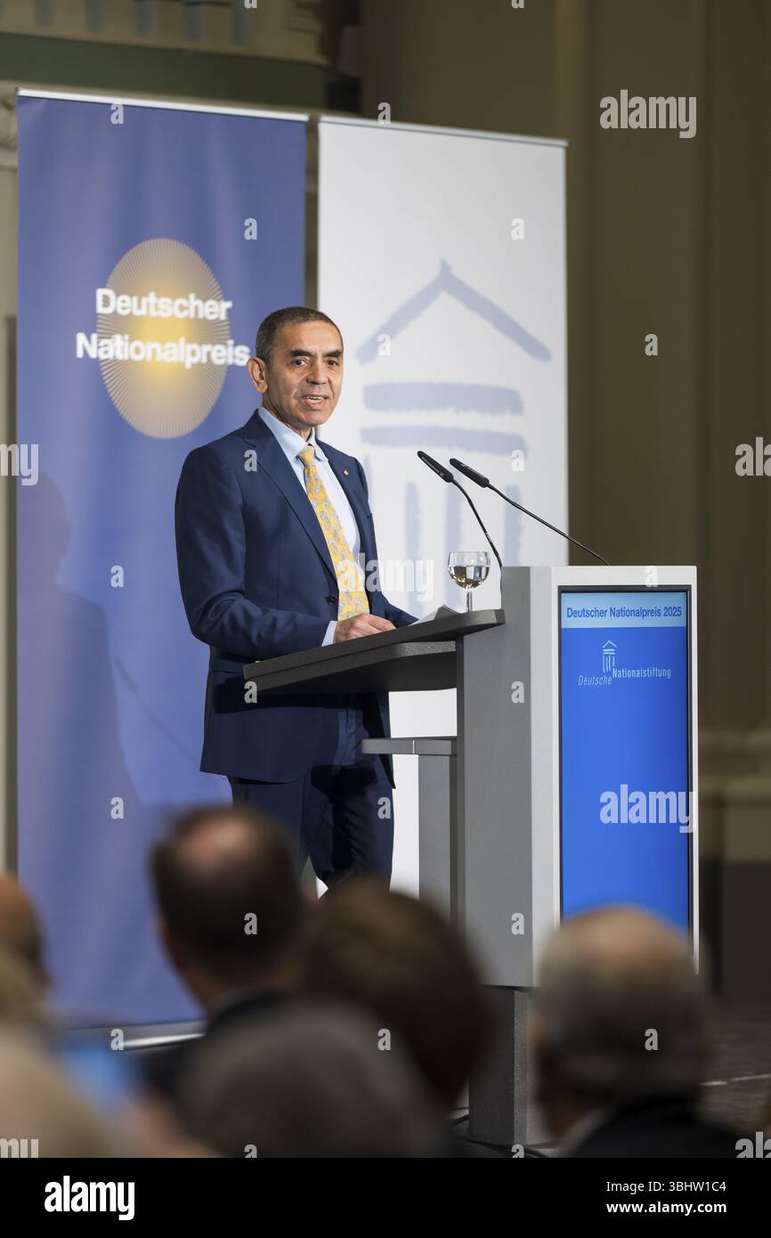 Ugur sahin (Gründer der BioNTech SE) hält eine Dankesrede nach dem Empfang des Deutschen Nationalpreises 2025 im französischen Friedrichstadtkir Stockfoto