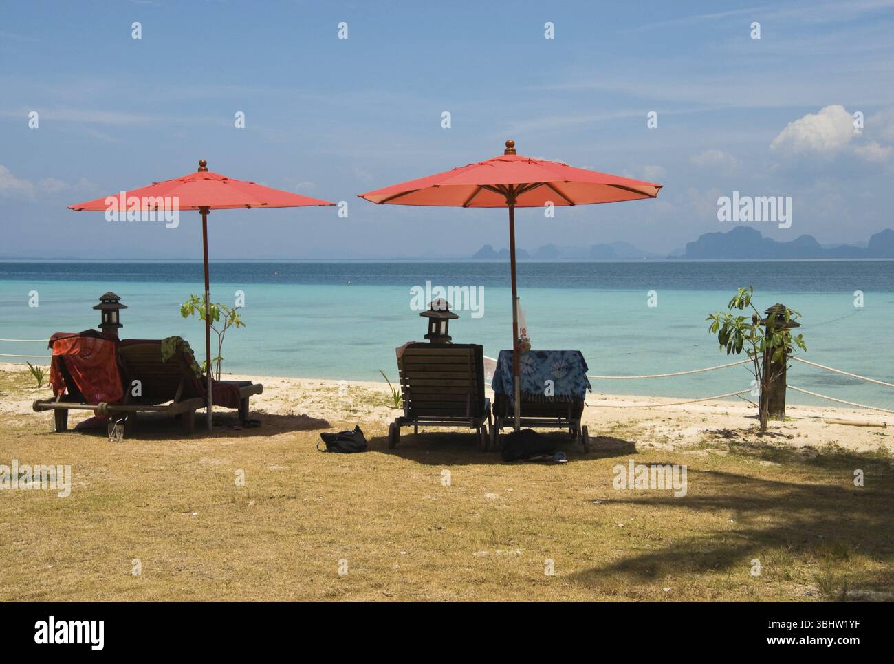 Rote Sonnenschirme, Strandliegen, Insel Koh Kradan, Thailand, Südostasien, Asien Stockfoto