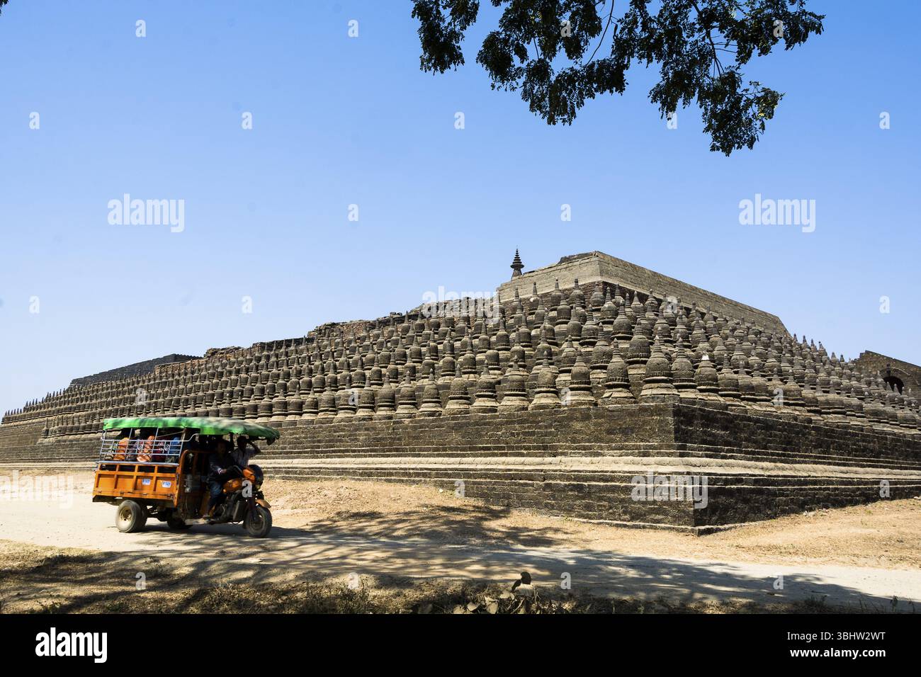 Tempelkomplex mit Tuk-Tuk in Myanmar, Myanmar, Birma, Südostasien, Asien Stockfoto