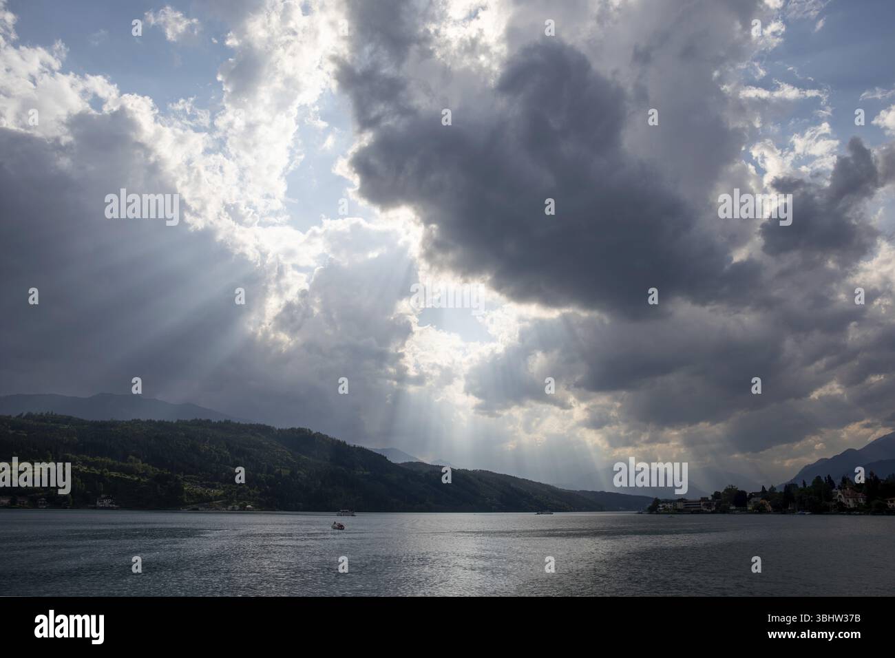 Bewölkte Stimmung über dem Millstättersee, Sonnenstrahlen aus Wolken, bei Millstatt, Kärnten. Österreich Stockfoto