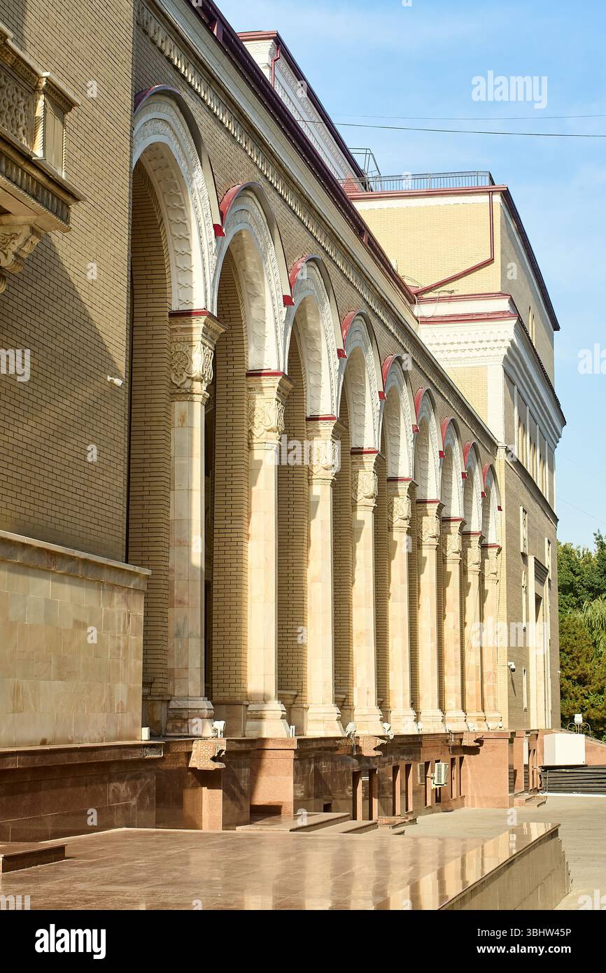Elegante Fassade des staatlichen akademischen Bolschoi-Theaters Alisher Navoi für Oper und Ballett. Taschkent. Juni 2025 Stockfoto