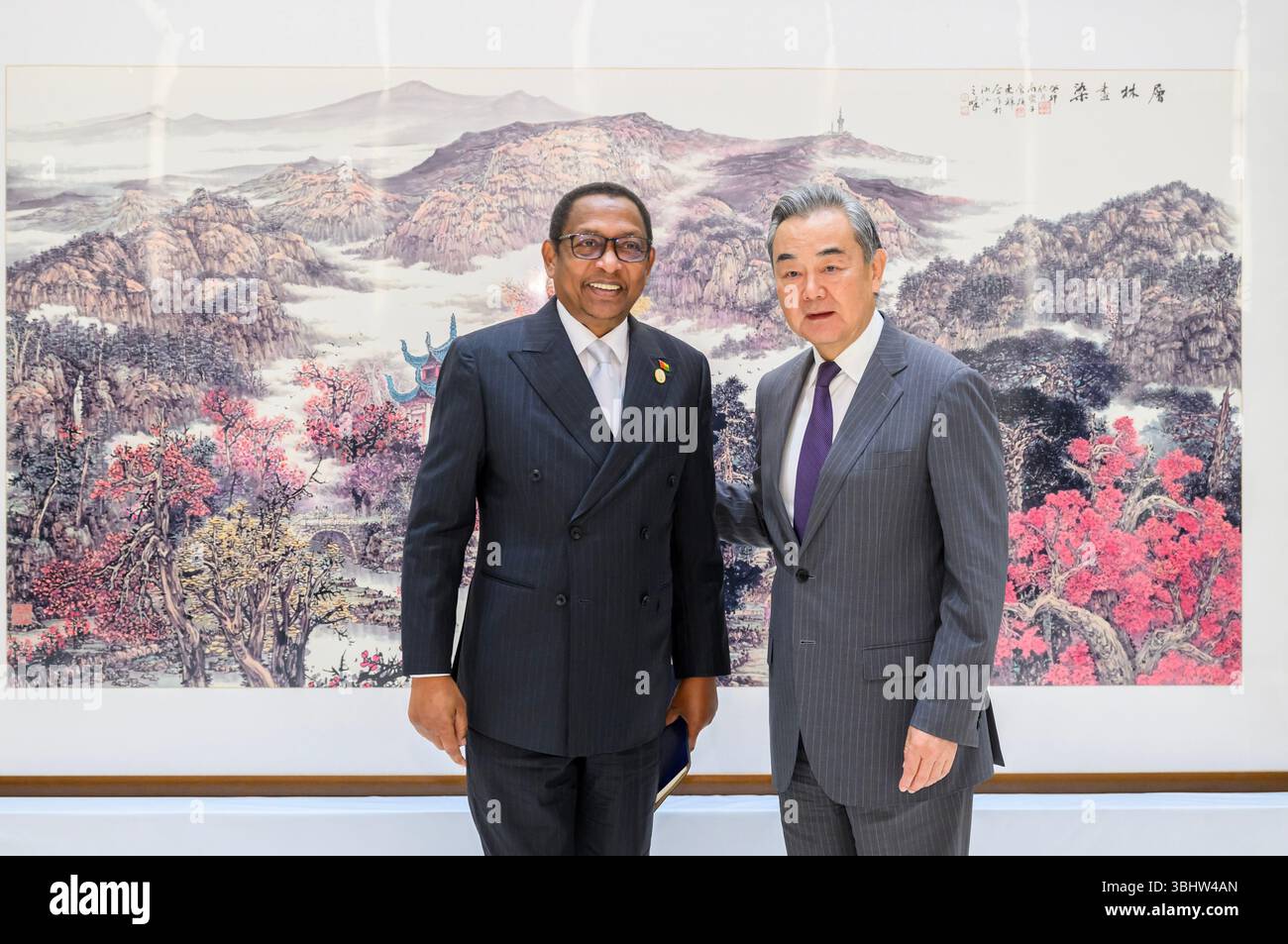 Changsha, Chinas Provinz Hunan. Juni 2025. Der chinesische Außenminister Wang Yi, auch Mitglied des Politbüros des Zentralkomitees der Kommunistischen Partei Chinas, trifft sich am 11. Juni 2025 in Changsha in der Provinz Hunan mit dem bissau-guineischen Minister für auswärtige Angelegenheiten, internationale Zusammenarbeit und Gemeinschaften Carlos Pinto Pereira. Quelle: Jin Liangkuai/Xinhua/Alamy Live News Stockfoto