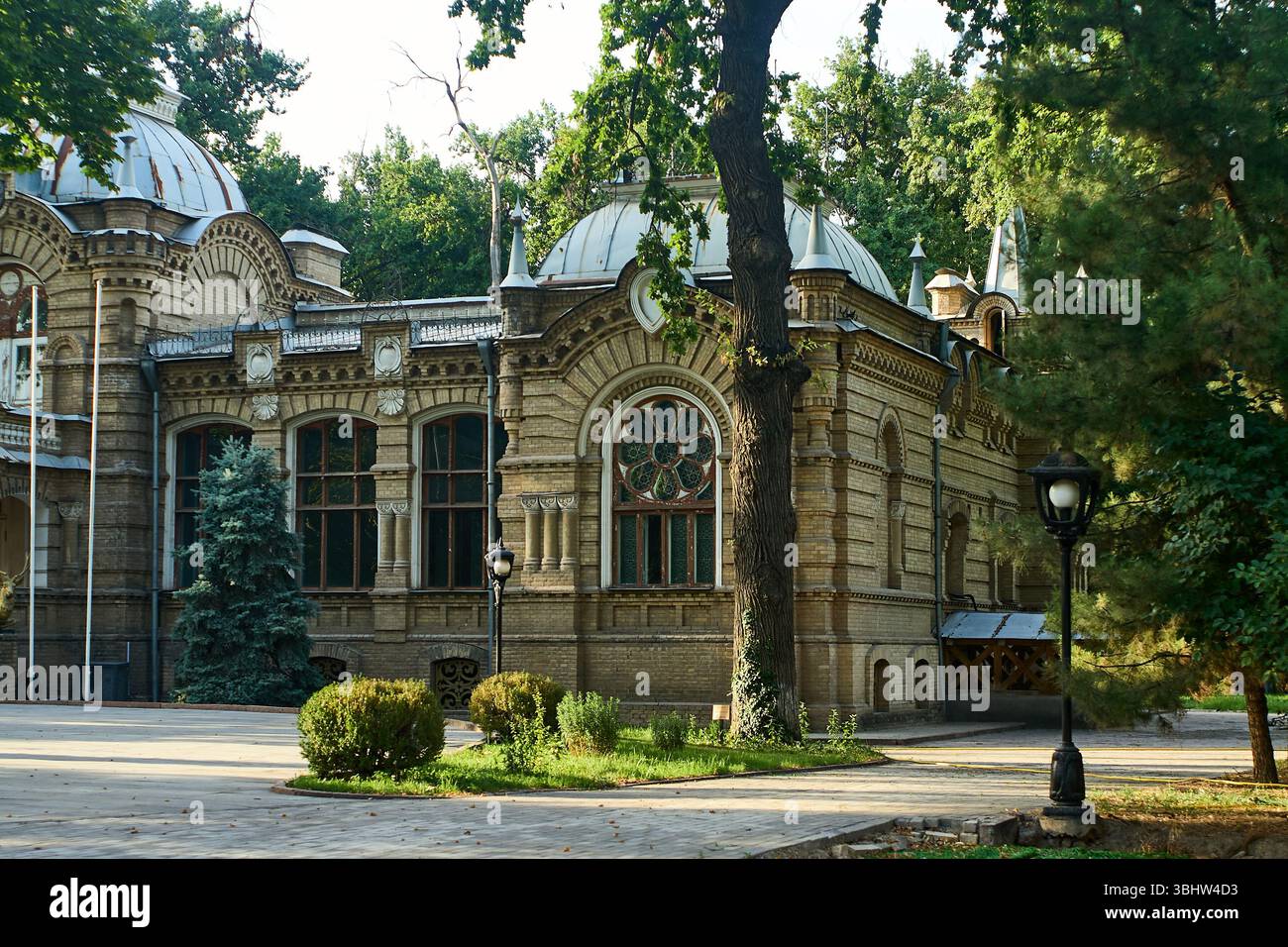 Historischer Palast von Prinz Nikolaus Konstantinowitsch Romanov in Taschkent, umgeben von Grün. Juni 2025 Stockfoto
