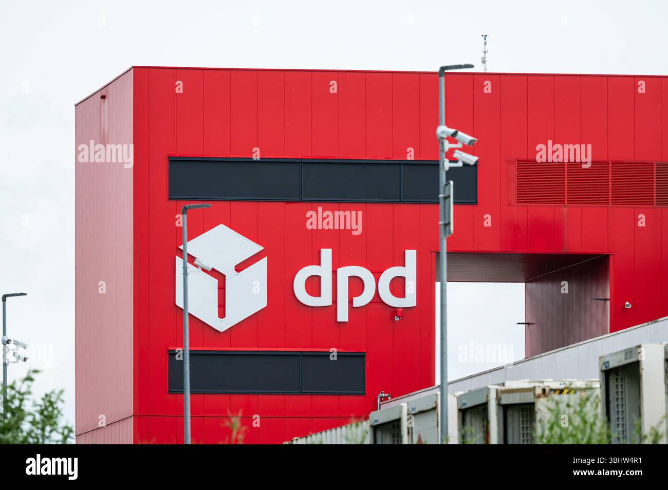 Logistikzentrum für die Paketzustellung von DPD in Vilvoorde, Flämisch-Brabant, Belgien, 8. Juni 2025 Stockfoto