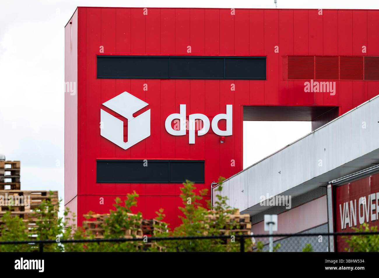 Logistikzentrum für die Paketzustellung von DPD in Vilvoorde, Flämisch-Brabant, Belgien, 8. Juni 2025 Stockfoto