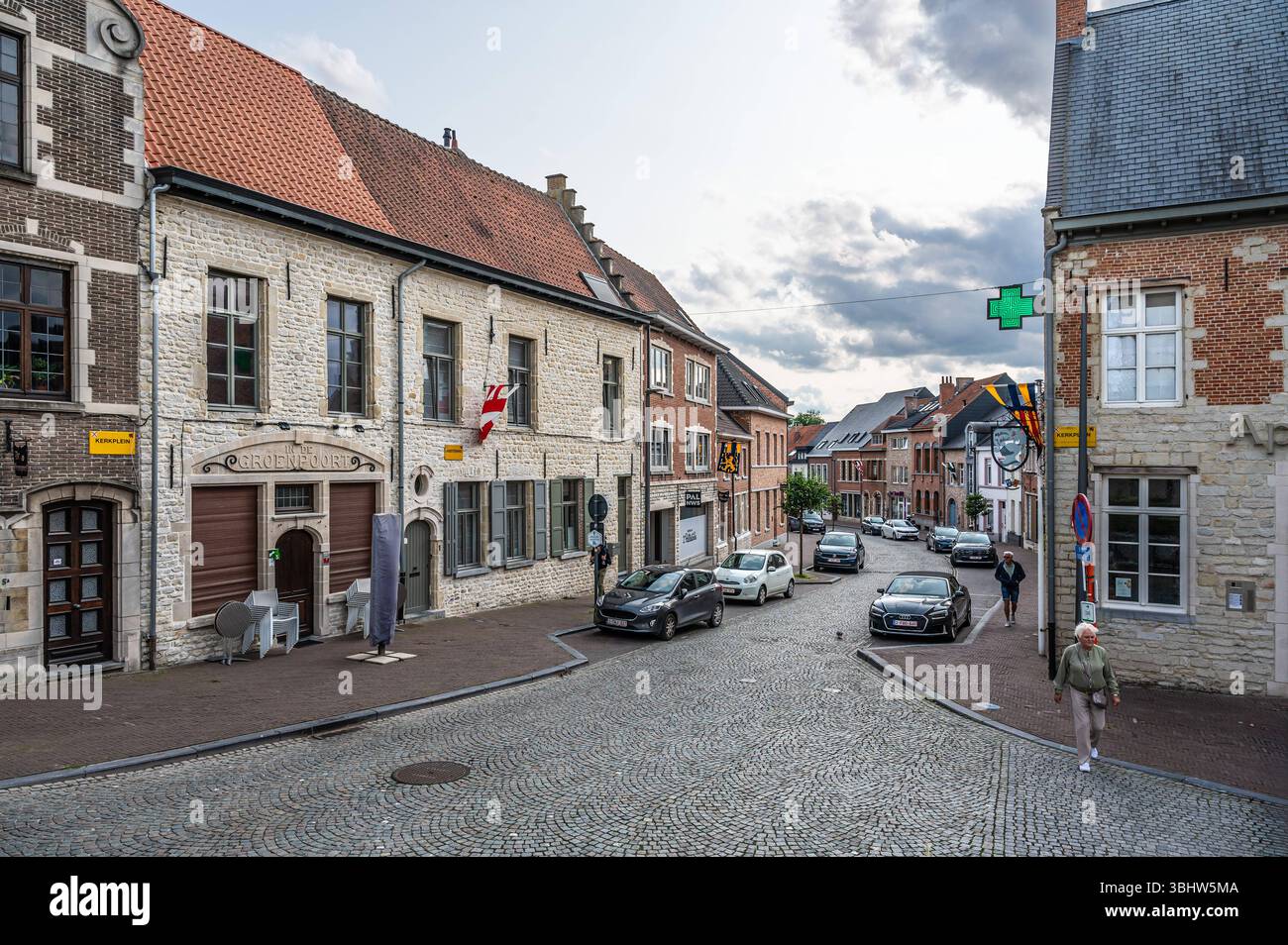 Geschäfte und Restaurants im historischen Dorfzentrum von Grimbergen, Flämisch-Brabant, Belgien 8. Juni 2025 Stockfoto