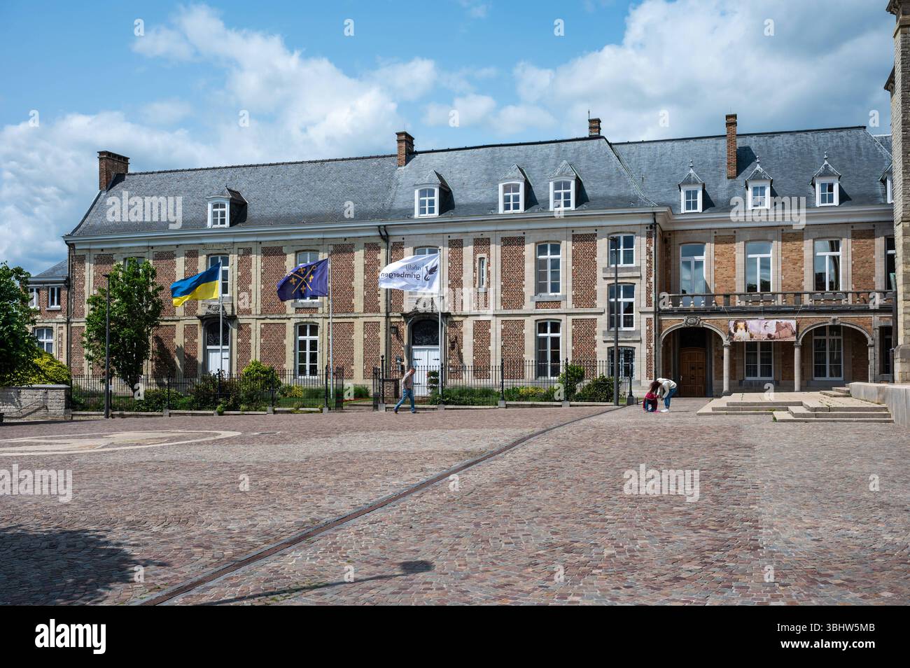 Rathaus und Platz im klassischen Stil des Dorfes, Grimbergen, Flämisch-Brabant, Belgien 8. Juni 2025 Stockfoto