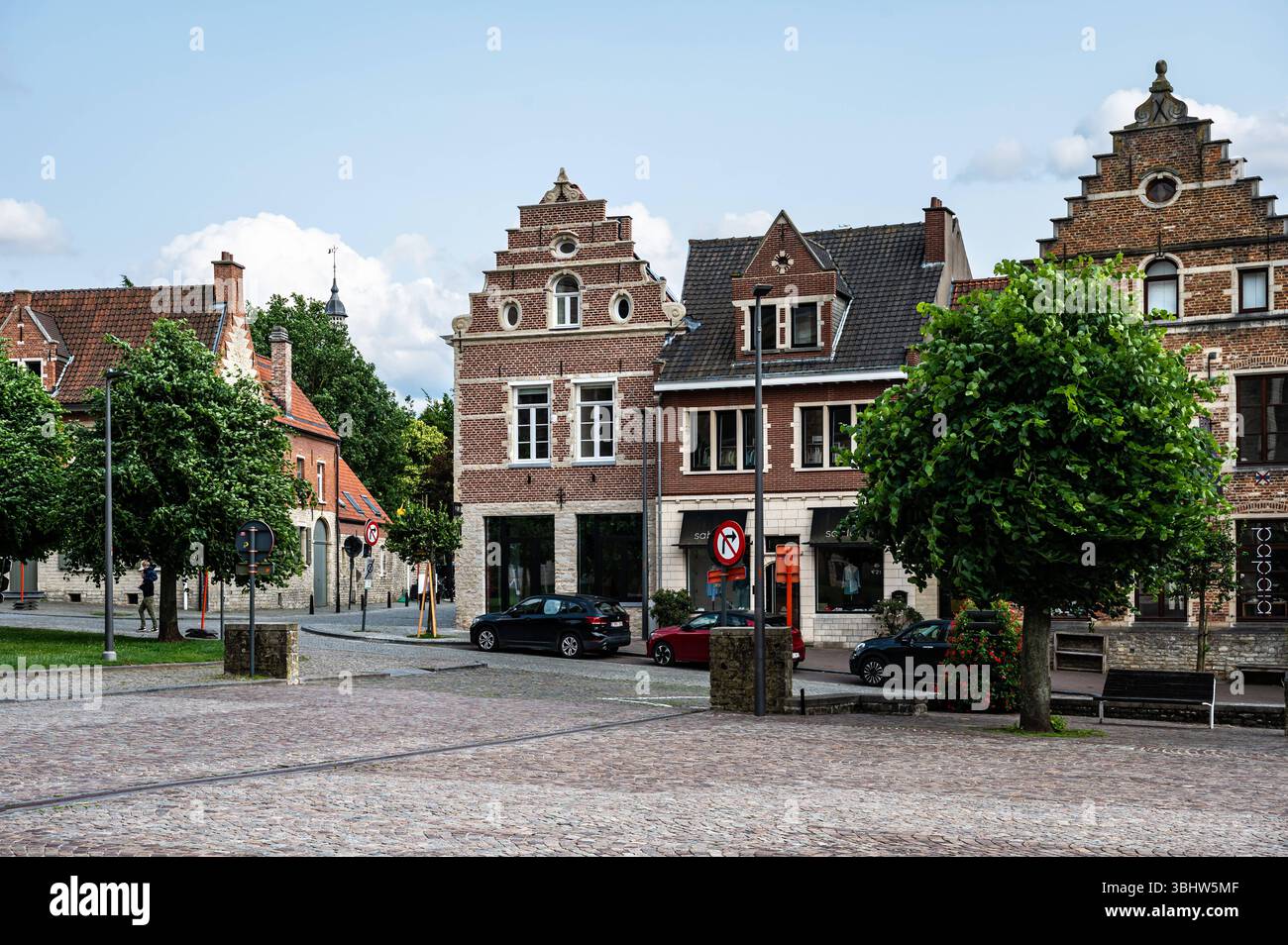 Geschäfte und Restaurants im historischen Dorfzentrum von Grimbergen, Flämisch-Brabant, Belgien 8. Juni 2025 Stockfoto