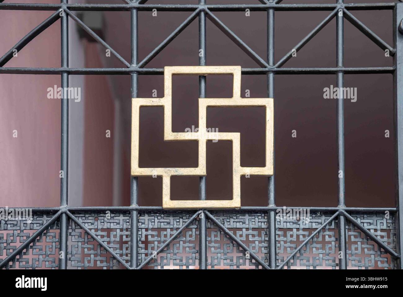 Verstecktes Hakenkreuz in architektonischen Ornamenten am Metalltor des Museokatu 44 im Stadtteil Etu-Töölö in Helsinki, Finnland Stockfoto