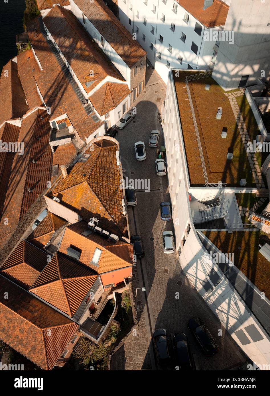 Blick aus der Vogelperspektive auf Portos ikonische Terrakotta-Dächer von der Dom-Luís-i-Brücke Stockfoto
