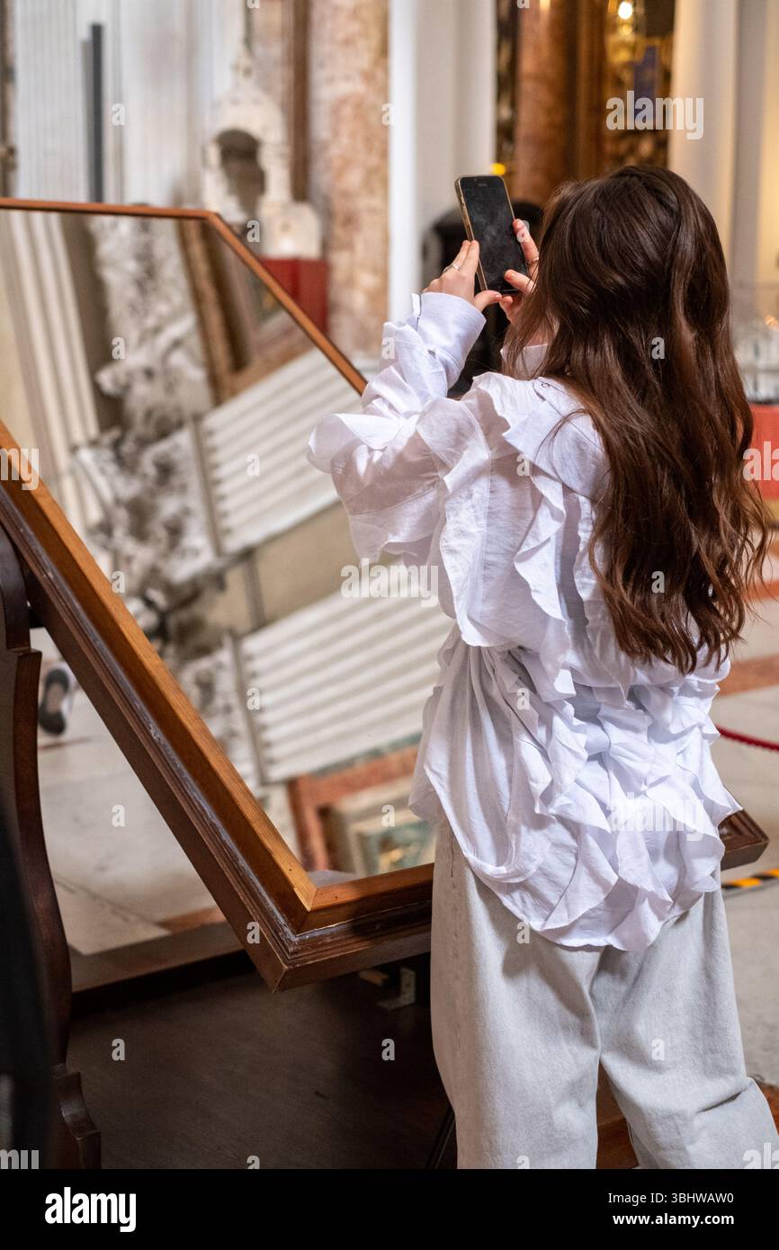 Asiatische Touristin, die Selfie in Sant'Agnese in der Kirche Agone auf der Piazza Navona in Rom, Italien macht, wunderschöne Barockkirche auf der Piazza Navona. Stockfoto