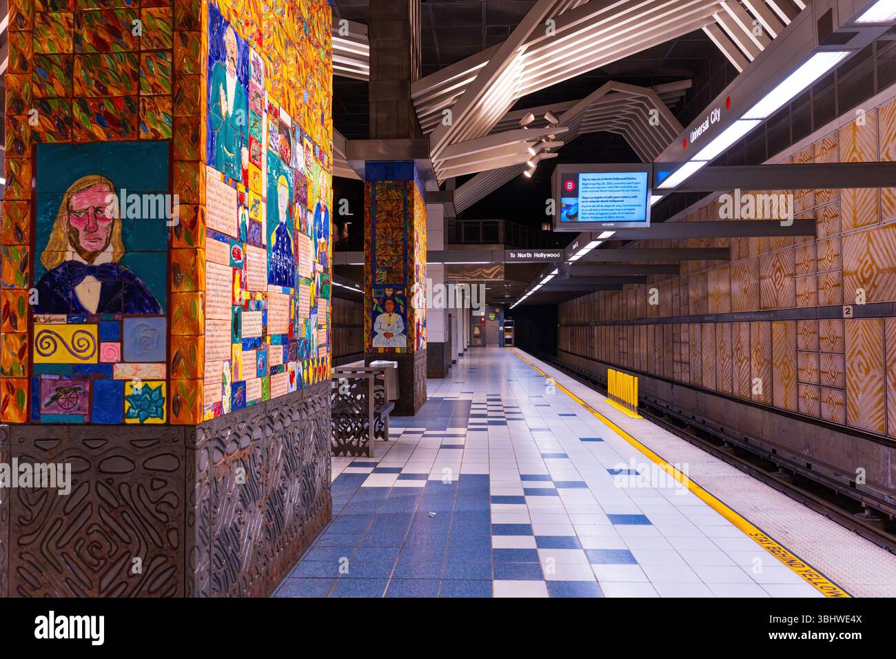 Los Angeles, Kalifornien - 23. Dezember 2024: Farbenfrohe Wandmalereien schmücken die Wände des U-Bahnhofs Universal City in Los Angeles und zeigen eine Stockfoto