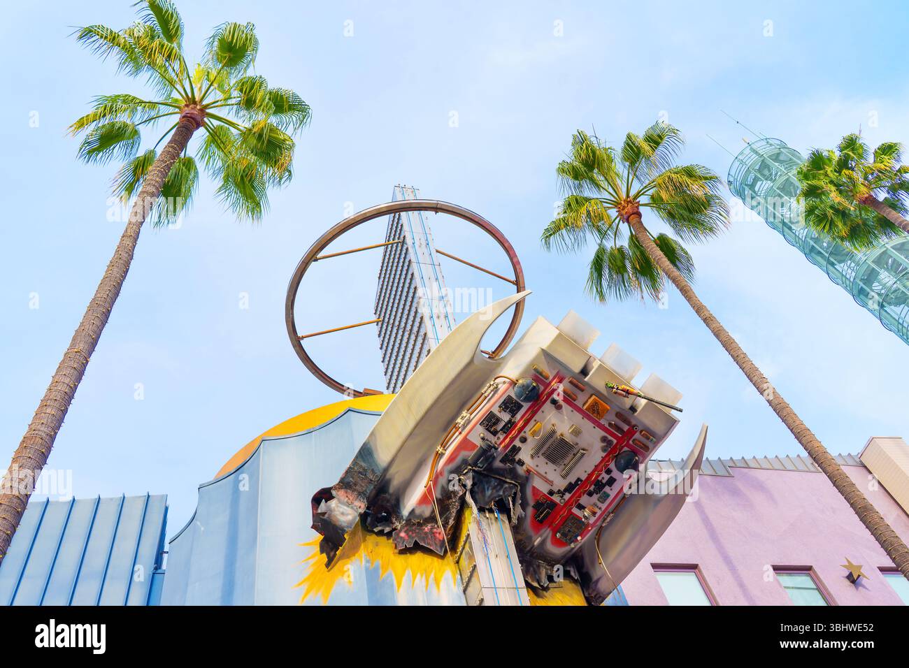 Los Angeles, Kalifornien - 24. Dezember 2024: Weitwinkelaufnahme eines Comicbuchladens mit Palmen und farbenfroher Architektur in Univer Stockfoto