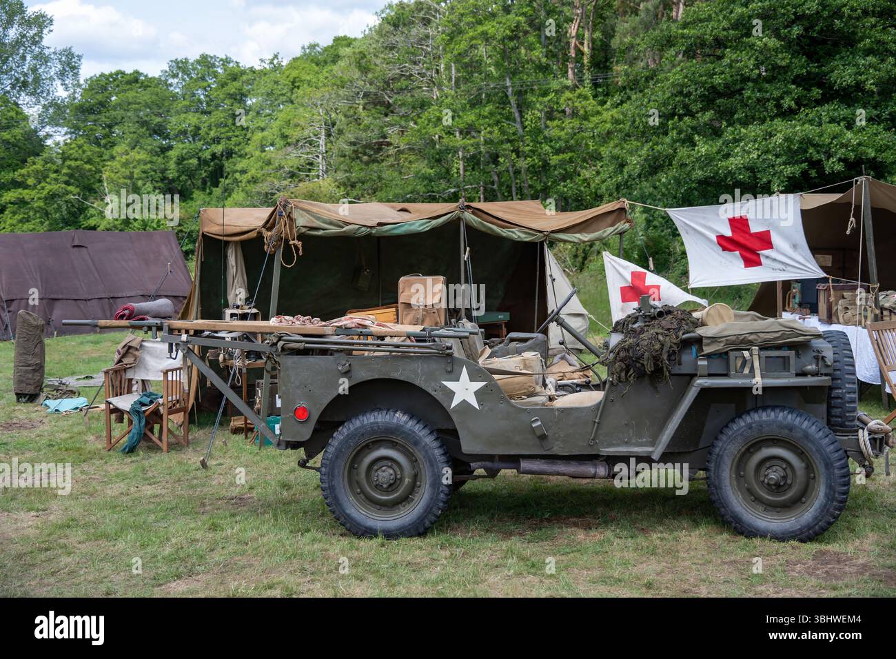 Southwick Revival D Day bis VE Day Juni 2025 - Militärfahrzeug an den roten Kreuzzelten Stockfoto
