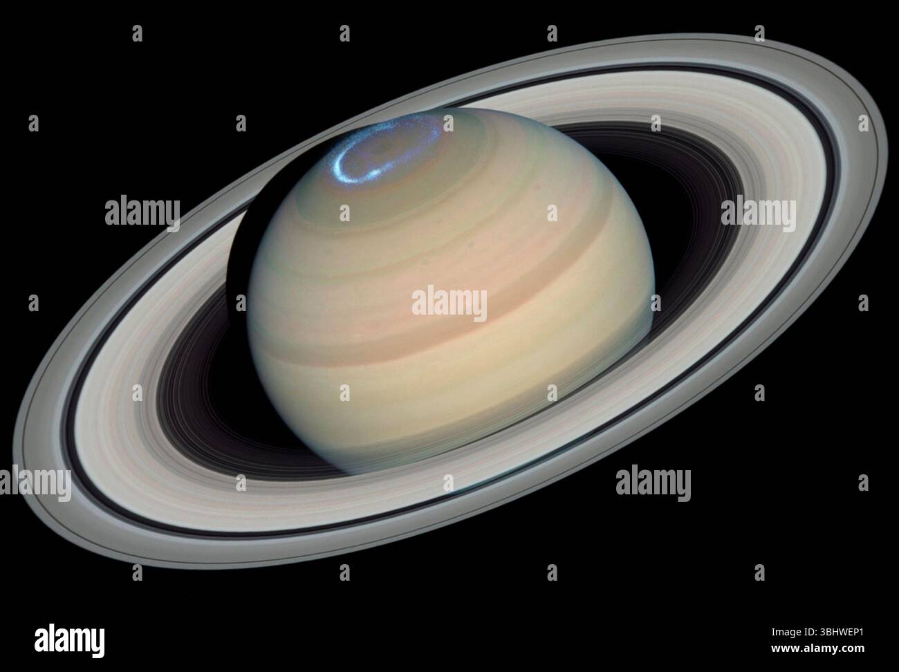 Saturns prächtige Ringe und die lebendige polaraurora. Stockfoto