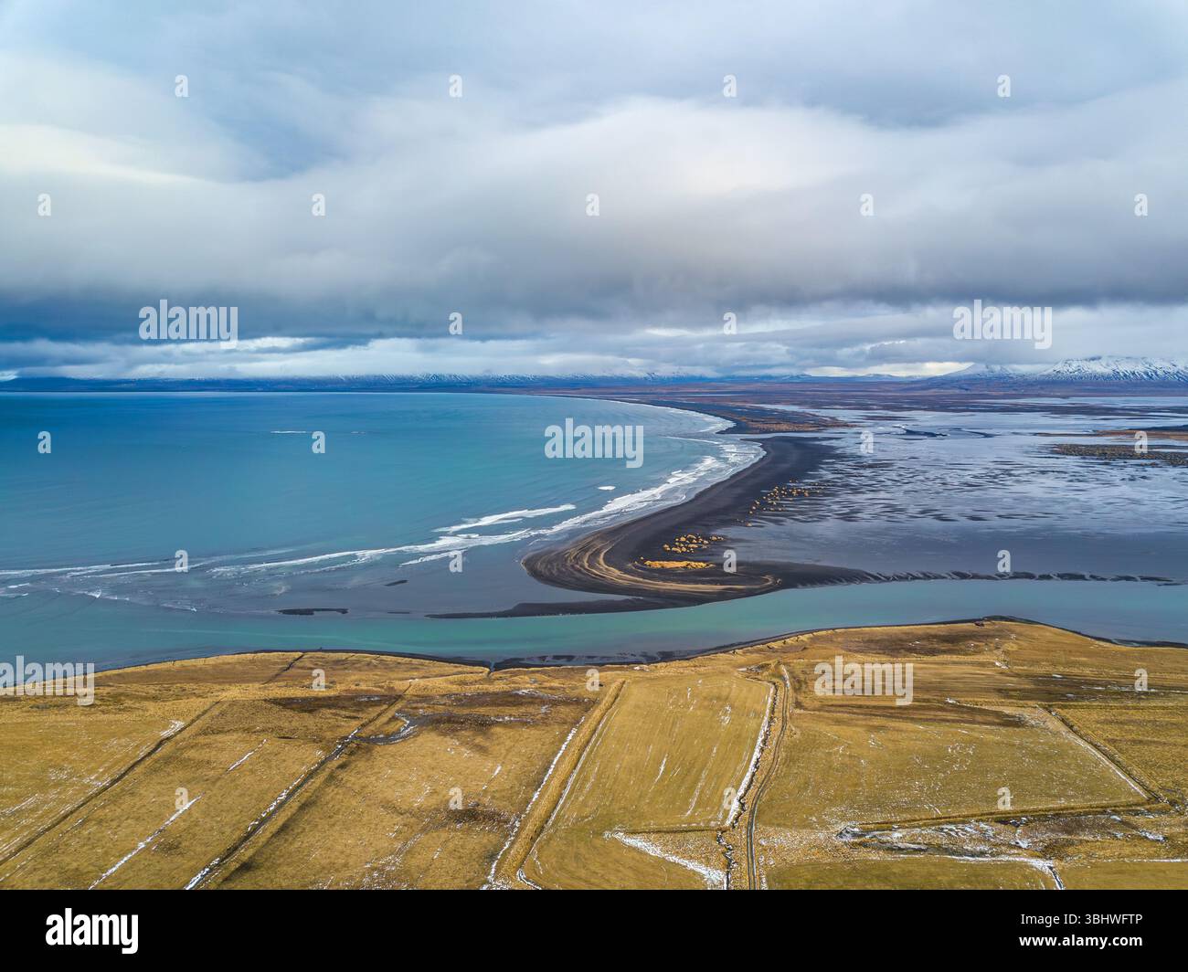 Blick aus der Vogelperspektive auf den schwarzen Sandstrand in der Nähe von Hvitserkur, riesiger Felsen in der Hunafloi-Bucht, Nord-Island. Die Bucht ist berühmt für Robbenbeobachtung, Stockfoto