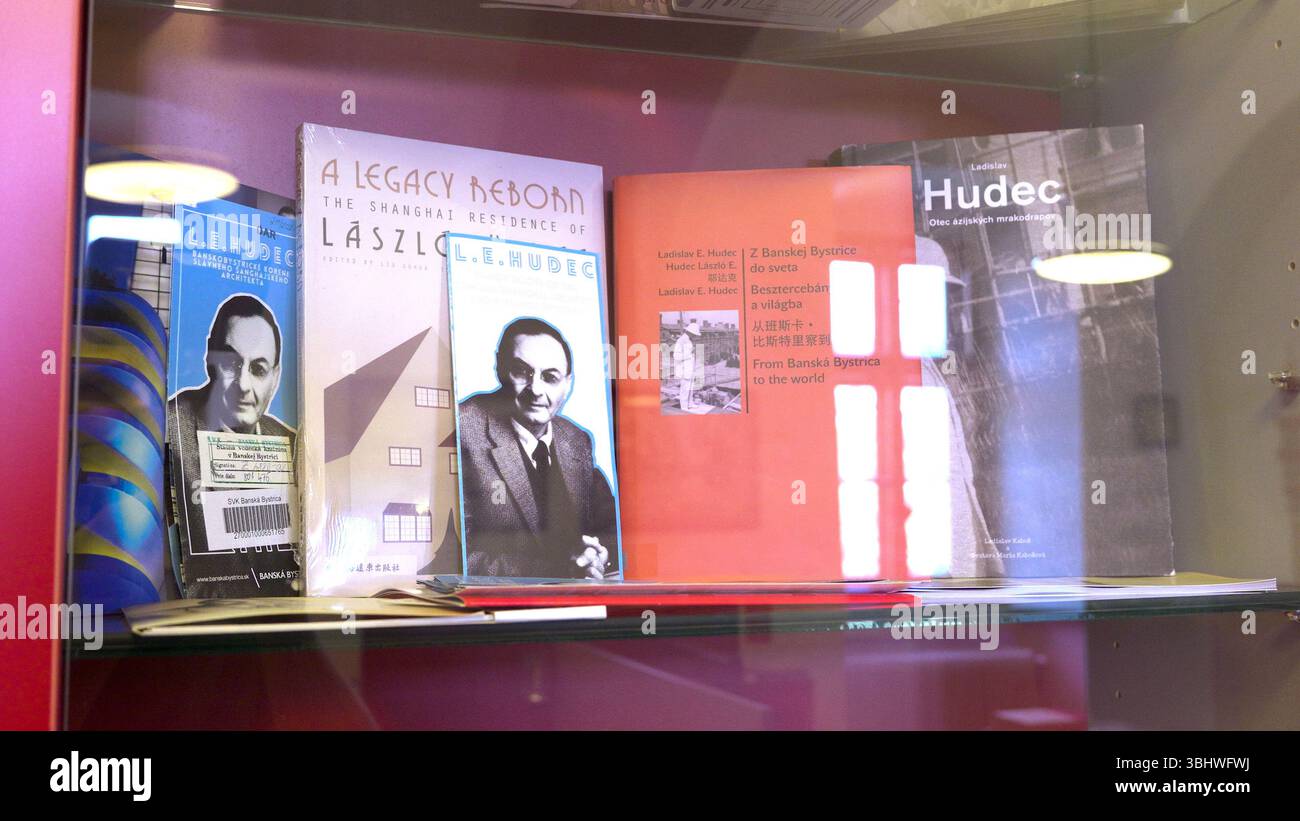 (250611) -- BANSKA BYSTRICA (SLOWAKEI), 11. Juni 2025 (Xinhua) -- Foto vom 5. Juni 2025 zeigt Bücher über den ungarischen Architekten Ladislav Hudec, ausgestellt im Fenster des Zimmers Shanghai in der Staatlichen Wissenschaftlichen Bibliothek in Banska Bystrica, Slowakei. Vor einem Jahrhundert floh der in Ungarn geborene Architekt Ladislav Hudec vor den Wirren des Ersten Weltkriegs und fand Zuflucht in China. 1918 ließ er sich in Shanghai nieder und trug dazu bei, die Skyline der größten Metropole Chinas zu gestalten. Hudec entwarf fast 70 Gebäude in Shanghai - 27 davon sind heute als herausragende historische Wahrzeichen anerkannt. Unter Stockfoto
