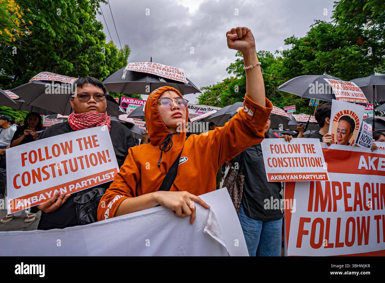 Manila, Manila, Philippinen. Juni 2025. Demonstranten halten Schilder, die die Regierung auffordern, der Konstitution zu folgen, während sie gegen die Amtsenthebung von Vizepräsidentin Sarah Duterte im Senat der Philippinen protestieren. (Kreditbild: © Jyor so/ZUMA Press Wire) NUR REDAKTIONELLE VERWENDUNG! Nicht für kommerzielle ZWECKE! Stockfoto