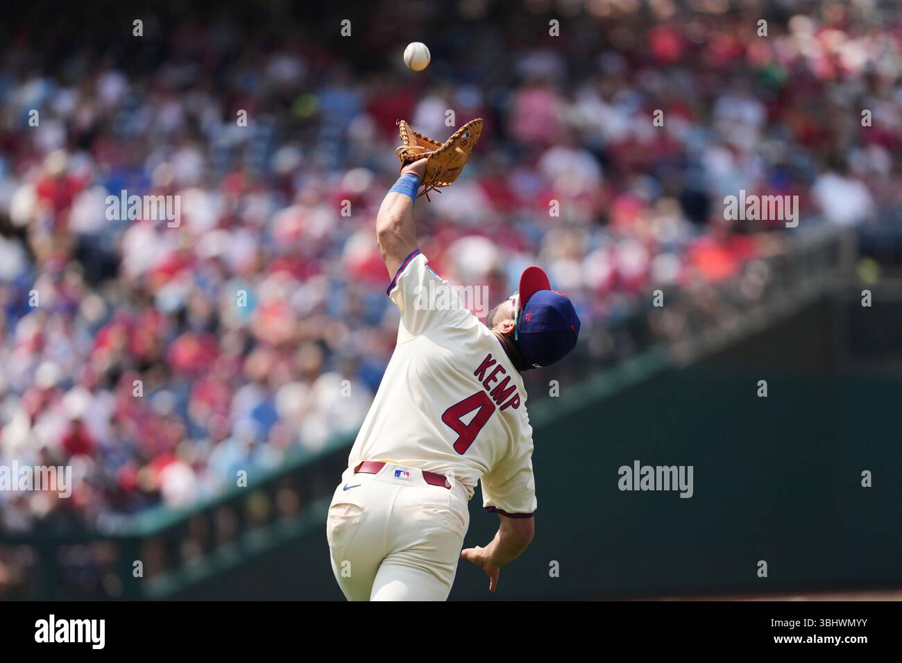 Philadelphia Phillies first baseman Otto Kemp catches a fly out hit by Chicago Cubs' Justin Turner during the seventh inning of a baseball game Wednesday, June 11, 2025, in Philadelphia. (AP Photo/Matt Slocum) Stockfoto