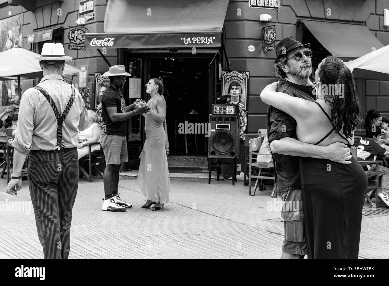 Touristen und Einheimische tanzen den Tango vor dem La Perla Restaurant, La Boca District, Buenos Aires, Argentinien. Stockfoto