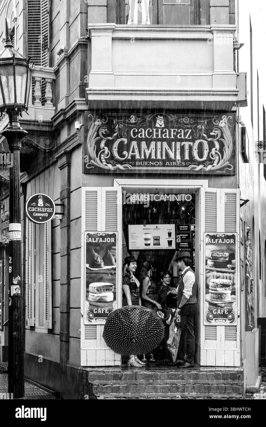 La Boca Tangotänzer Schützen Vor Dem Regen Im Eingang Zum Cachafaz Caminito Shop/Restaurant, La Boca District, Buenos Aires, Argentinien. Stockfoto