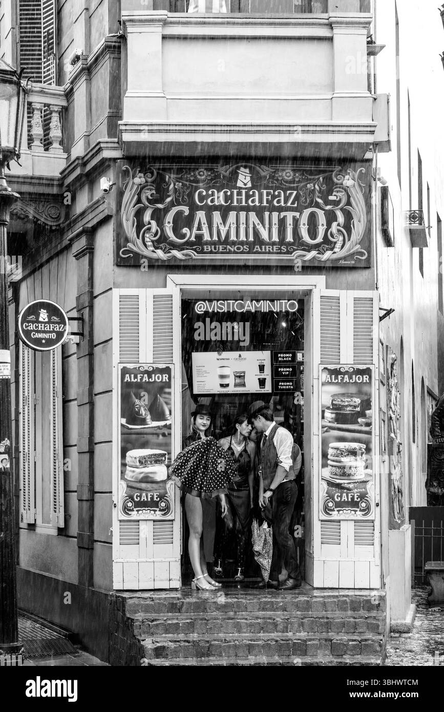 La Boca Tangotänzer Schützen Vor Dem Regen Im Eingang Zum Cachafaz Caminito Shop/Restaurant, La Boca District, Buenos Aires, Argentinien. Stockfoto