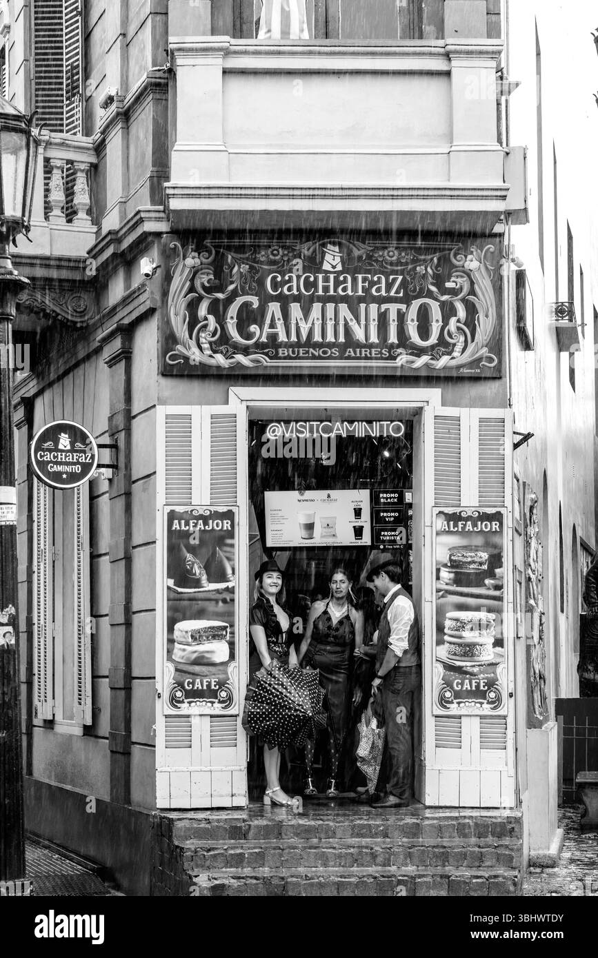 La Boca Tangotänzer Schützen Vor Dem Regen Im Eingang Zum Cachafaz Caminito Shop/Restaurant, La Boca District, Buenos Aires, Argentinien. Stockfoto