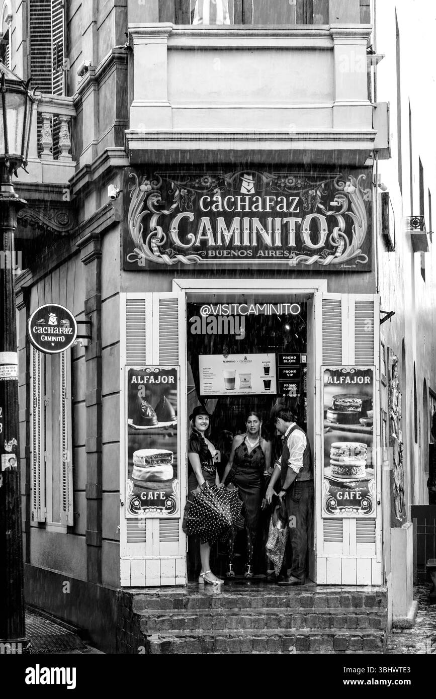 La Boca Tangotänzer Schützen Vor Dem Regen Im Eingang Zum Cachafaz Caminito Shop/Restaurant, La Boca District, Buenos Aires, Argentinien. Stockfoto