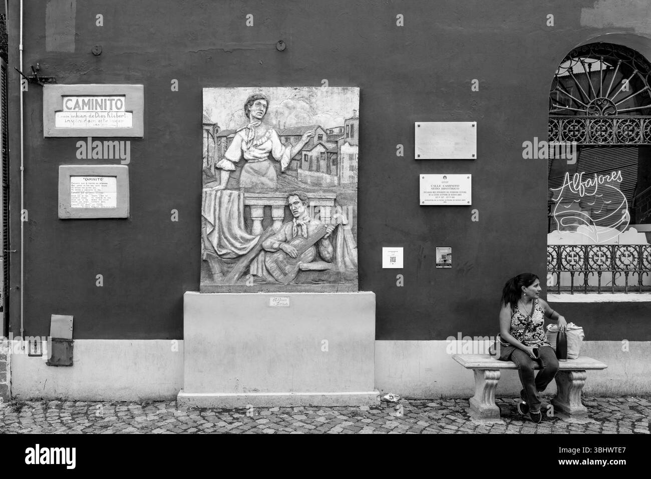 Eine weibliche Tourist/Besucherin, die sich im farbenfrohen Viertel La Boca in Buenos Aires, Argentinien, niedergelassen hat. Stockfoto
