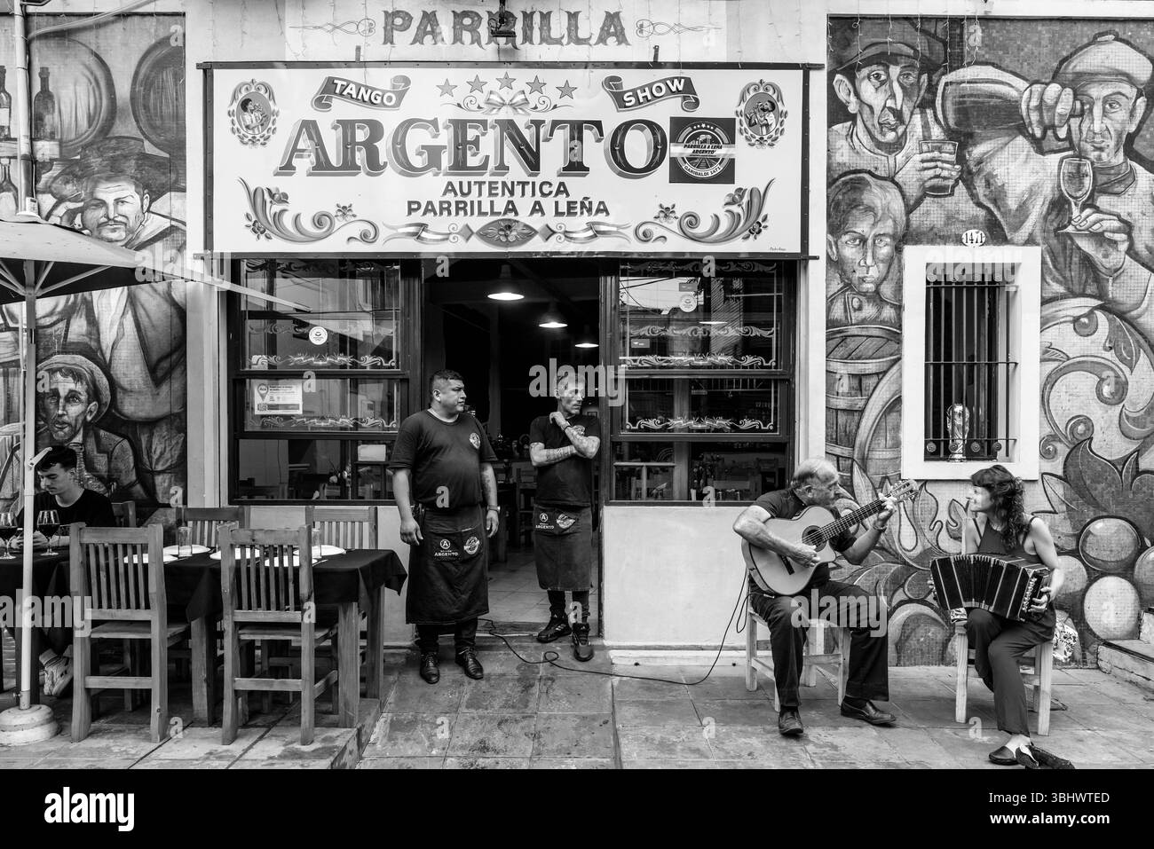 Zwei Musiker spielen vor Einem Restaurant im farbenfrohen Viertel La Boca in Buenos Aires, Argentinien. Stockfoto